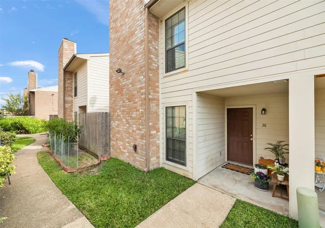 Listing Photo 5 - Condo for sale in building located at 10912 Gulf Fwy, Houston, TX 77034 - Unit #38