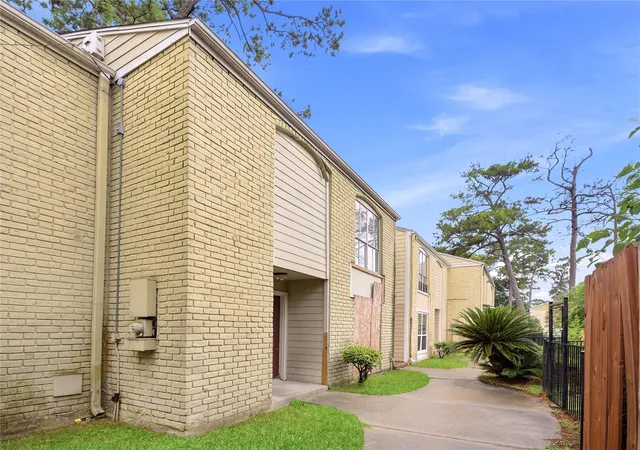 Listing Photo 1 - Condo for sale in building located at 6200 W Tidwell Rd, Houston, TX 77092 - Unit #1205