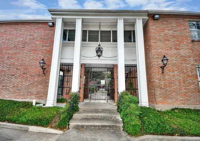 1st image of 2711 Briarhurst Dr #18, Houston, TX 77057 | MLS# 86790664