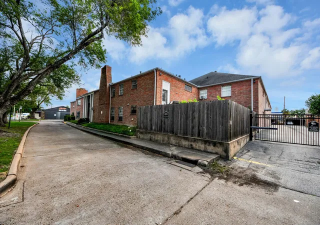 2nd image of 2711 Briarhurst Dr, Houston, TX 77057