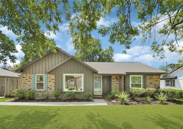 1st image of 307 Winding Rd, Friendswood, TX 77546 | MLS# 25855324