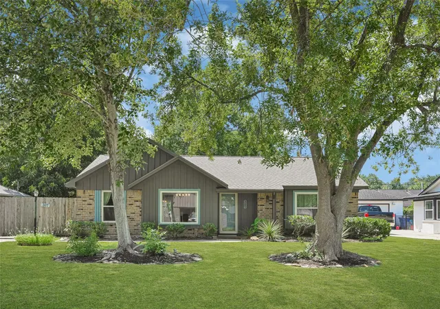 2nd image of 307 Winding Rd, Friendswood, TX 77546 | MLS# 25855324