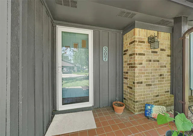 3rd image of 307 Winding Rd, Friendswood, TX 77546 | MLS# 25855324