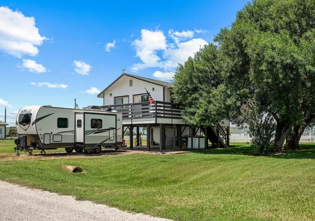 2nd image of 654 Calumet Dr, Palacios, TX 77465 | MLS# 31164890