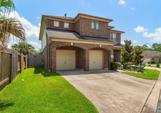 Photo 2 of Single family home for sale at 3544 Firenze Dr, Friendswood, TX 77546 | MLS# 41531765 | Listing updated on 2026-08-08