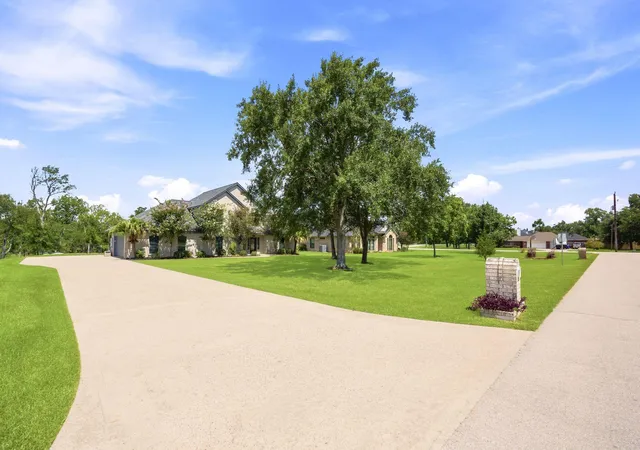 3rd image of 1606 Bayou Breeze Dr, Baytown, TX 77523 | MLS# 64422490