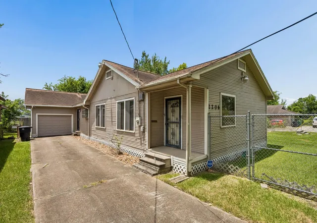 Photo 2 of Single family home for sale at 2206 Lee St, Houston, TX 77026 | MLS# 69176266 | Listing updated on 2026-09-03