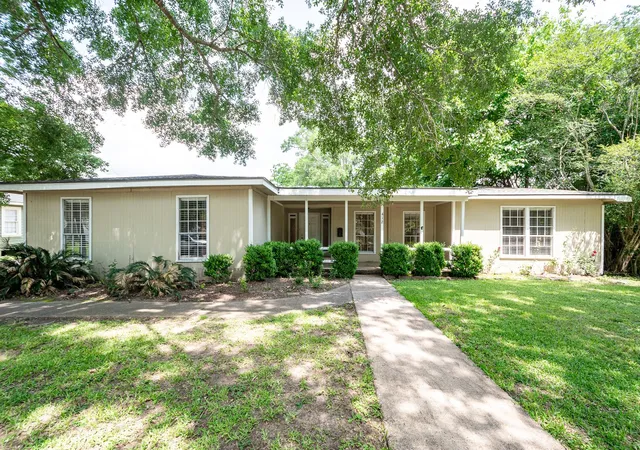 1st image of 412 Kentucky St, Liberty, TX 77575 | MLS# 46412245