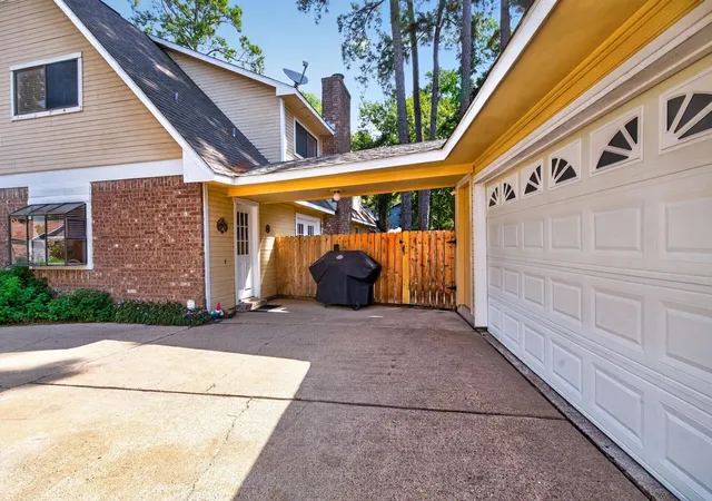 Photo 3 of Single family home for sale at 4018 Garden Lake Dr, Kingwood, TX 77339 | MLS# 14355645 | Listing updated on 2026-09-16