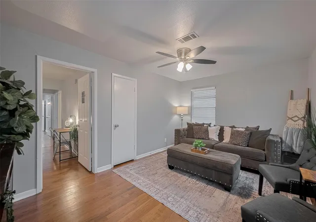 5th image of 2218 Silverbonnet St, Houston, TX 77055 | MLS# 17707087