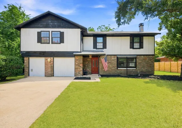 1st image of 2011 Avenue T, Huntsville, TX 77340 | MLS# 78341320