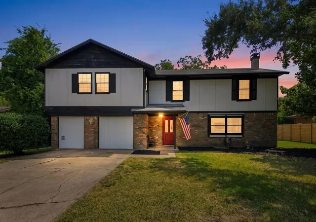 2nd image of 2011 Avenue T, Huntsville, TX 77340 | MLS# 78341320