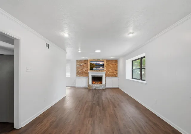 4th image of 2011 Avenue T, Huntsville, TX 77340 | MLS# 78341320