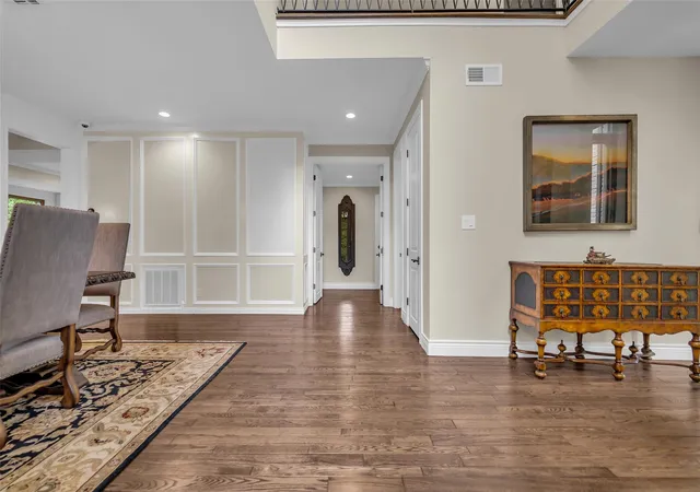 2nd image of 20 Sugarberry Cir, Houston, TX 77024 | MLS# 35187020