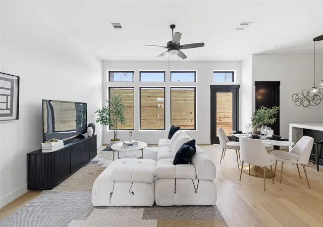 5th image of 4605 Harrisburg Blvd #D, Houston, TX 77011 | MLS# 42935394