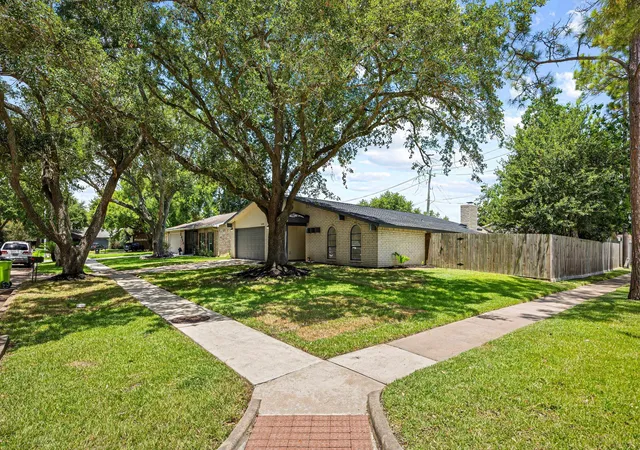 3rd image of 2002 Eastfield Cir, Missouri City, TX 77459 | MLS# 84171505