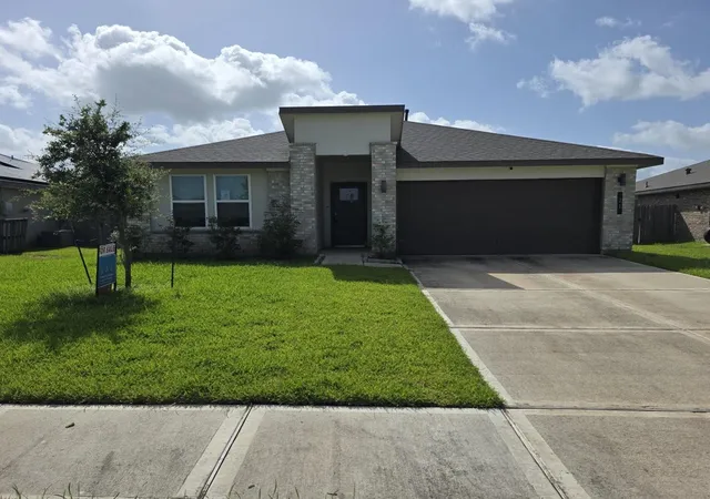 Photo 1 of Sale Pending at 21 Desert Spring Ln, Manvel, TX 77578 | MLS# 25739350 | Listing updated on 2026-07-17