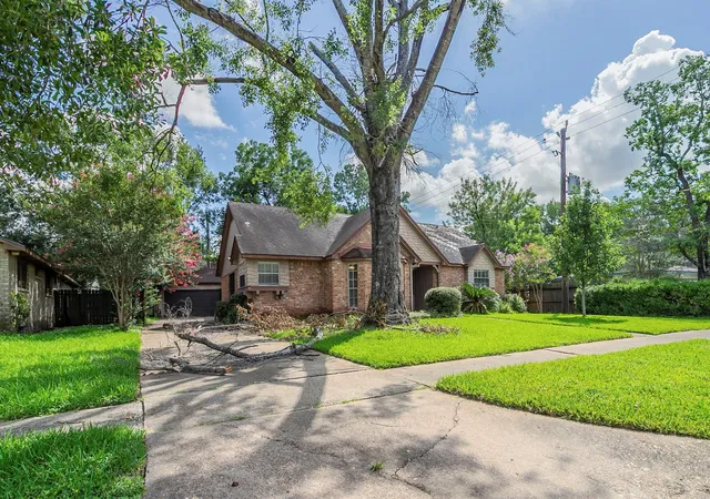 3rd image of 5606 Water Leaf Ln, Houston, TX 77088 | MLS# 2075785