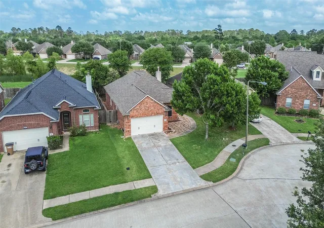 2nd image of 4055 Bentwood Dr, Dickinson, TX 77539 | MLS# 82501863