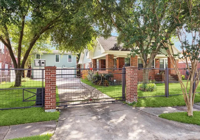 2nd image of 2302 Wentworth St, Houston, TX 77004 | MLS# 32547255