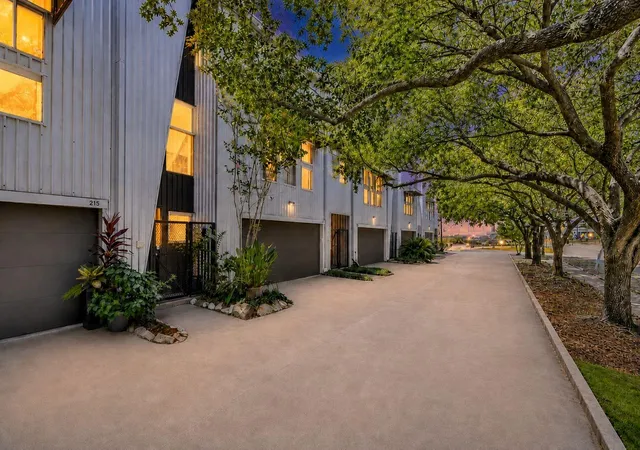 Photo 2 of Townhouse for sale at 219 W Gray St, Houston, TX 77019 | MLS# 28996507 | Listing updated on 2026-08-24