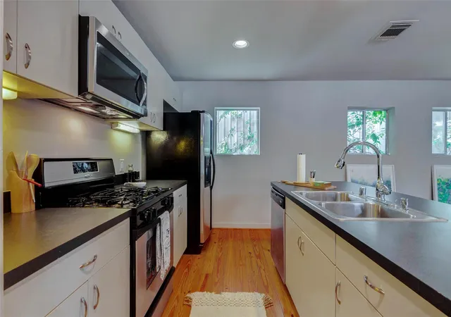 Photo 4 of Townhouse for sale at 219 W Gray St, Houston, TX 77019 | MLS# 28996507 | Listing updated on 2026-08-24