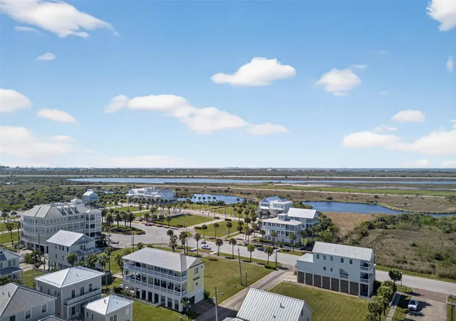 Photo 4 of Single family home for sale at 730 Beachtown Psge, Galveston, TX 77550 | MLS# 60353079 | Listing updated on 2026-08-15