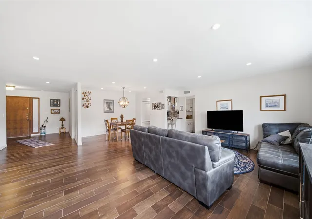 Photo 2 of Condo for sale at 6485 Byp Glen Rd #6485, Houston, TX 77057 | MLS# 72485867 | Listing updated on 2026-07-28