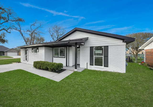 2nd image of 101 Talisman St, Lake Jackson, TX 77566 | MLS# 96396960
