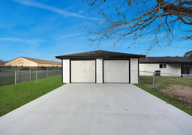 3rd image of 101 Talisman St, Lake Jackson, TX 77566 | MLS# 96396960