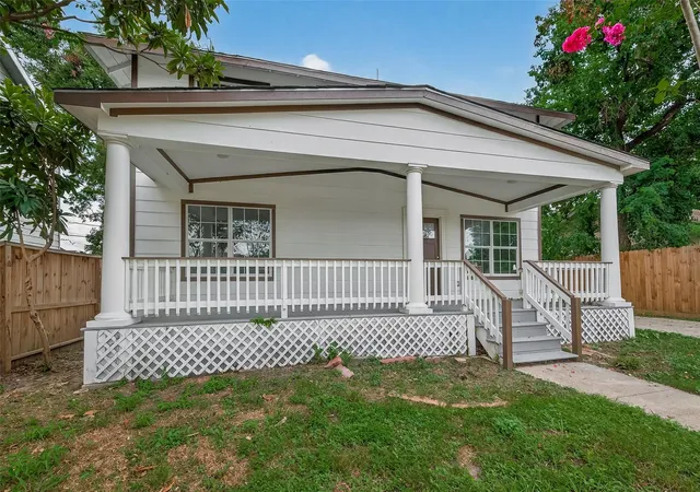 Photo 3 of Single family home for sale at 1933 Santa Rosa St, Houston, TX 77023 | MLS# 59891968 | Listing updated on 2026-08-19