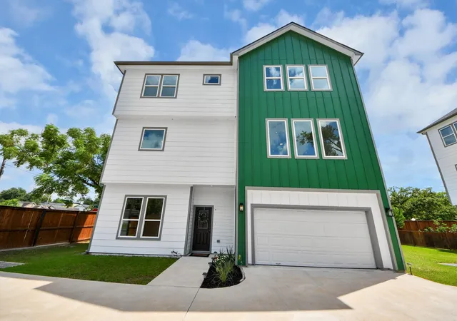 2nd image of 926 N Victory Dr, Houston, TX 77088 | MLS# 53567015