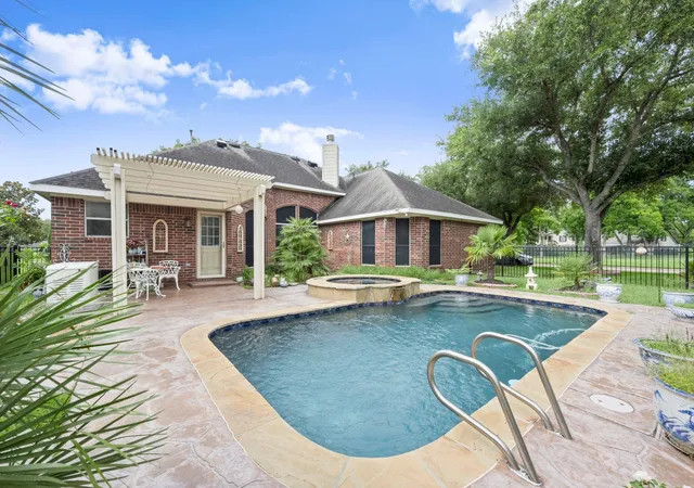 1st image of 3903 Crystal Lake Cir S, Pearland, TX 77584 | MLS# 10129119
