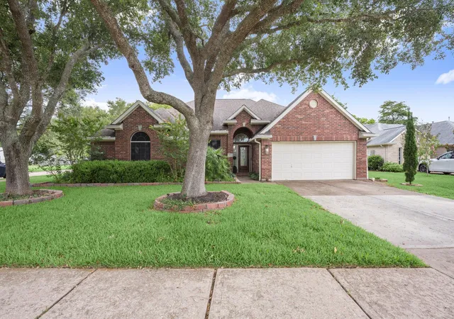 2nd image of 3903 Crystal Lake Cir S, Pearland, TX 77584 | MLS# 10129119