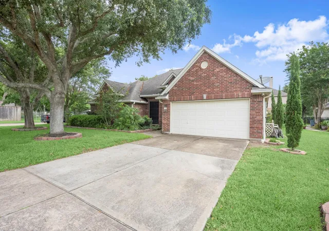 3rd image of 3903 Crystal Lake Cir S, Pearland, TX 77584 | MLS# 10129119
