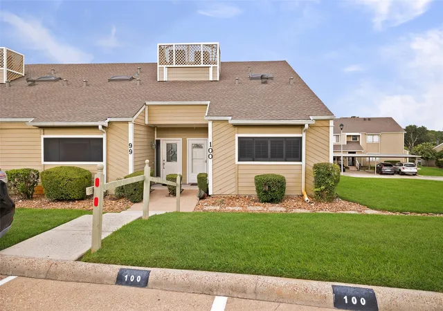 2nd image of 100 April Point Dr S, Montgomery, TX 77356 | MLS# 82703261
