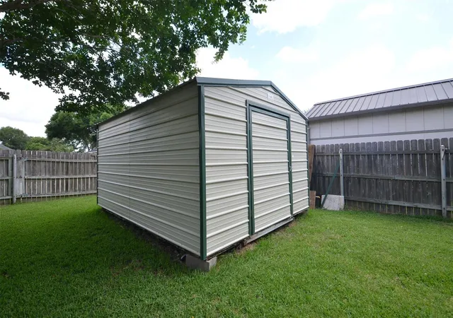 Photo 3 of Single family home for sale at 1400 Bob White Trl, Sealy, TX 77474 | MLS# 47578110 | Listing updated on 2026-09-14