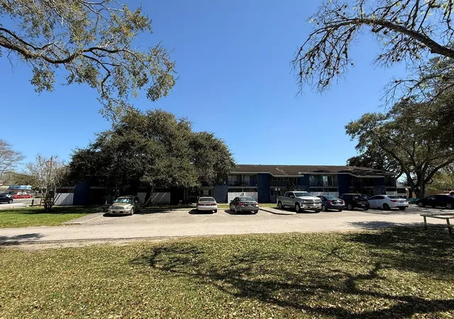 2nd image of 1101 E Main St, League City, TX 77573 | MLS# 59439229