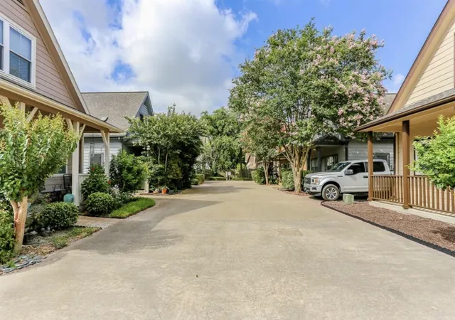 Photo 3 of Single family home for sale at 1310 Dennis St, Houston, TX 77004 | MLS# 3030888 | Listing updated on 2026-08-28