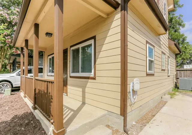 Photo 3 of Single family home for sale at 1310 Dennis St, Houston, TX 77004 | MLS# 3030888 | Listing updated on 2026-09-25
