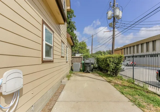 Photo 4 of Single family home for sale at 1310 Dennis St, Houston, TX 77004 | MLS# 3030888 | Listing updated on 2026-09-25