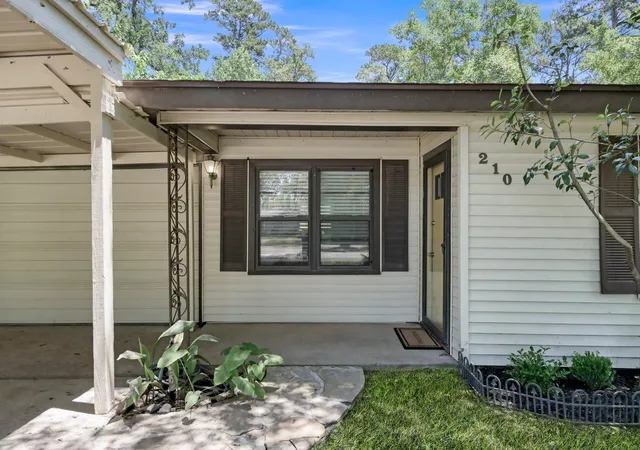Photo 3 of Single family home for sale at 210 Harris Blvd, Conroe, TX 77301 | MLS# 6294102 | Listing updated on 2026-09-14