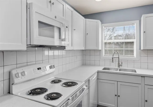 Photo 3 of Single family home for sale at 5102 Carmen St, Houston, TX 77033 | MLS# 21508051 | Listing updated on 2026-08-06