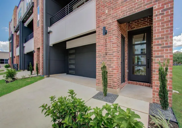 Photo 4 of Single family home for sale at 1113 Ennis St, Houston, TX 77003 | MLS# 20501481 | Listing updated on 2026-09-19