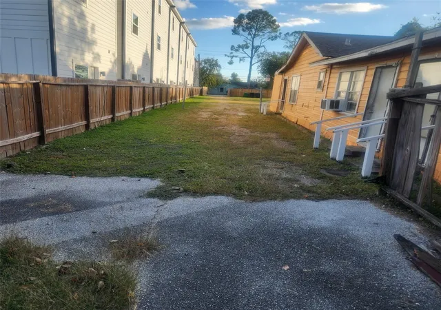 Photo 3 of Land for sale at 320 Thornton Rd, Houston, TX 77018 | MLS# 31407521 | Listing updated on 2026-09-12