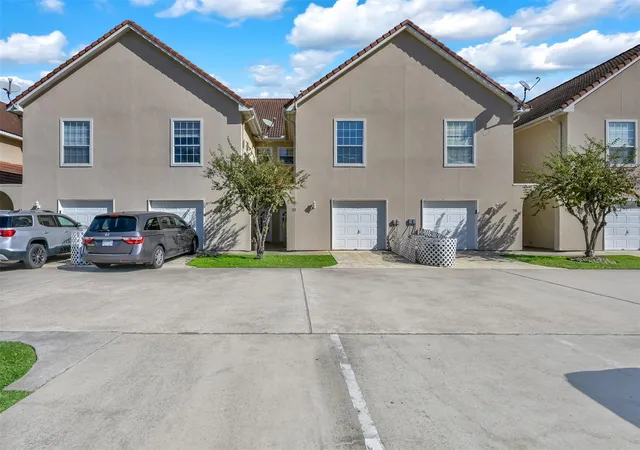 Photo 2 of Townhouse for sale at 13 Regency Point, Montgomery, TX 77356 | MLS# 44849338 | Listing updated on 2026-07-25