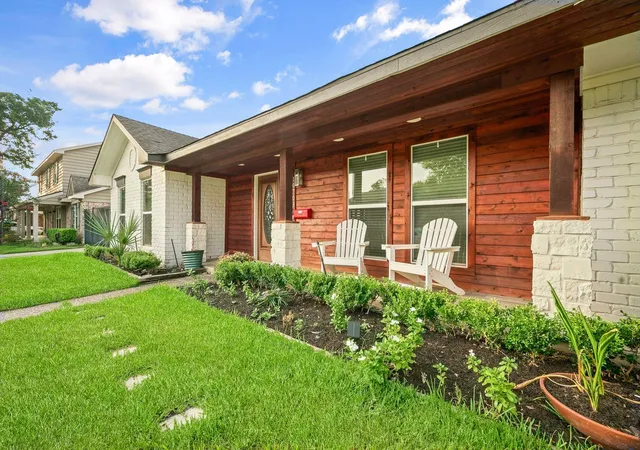 2nd image of 10703 Valley Forge Dr, Houston, TX 77042 | MLS# 62310000