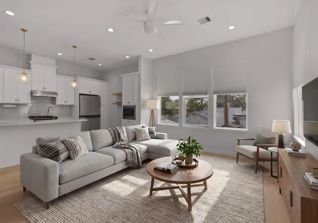 Photo 2 of Sale Pending at 825 Martin St, Houston, TX 77018 | MLS# 43909073 | Listing updated on 2026-09-16
