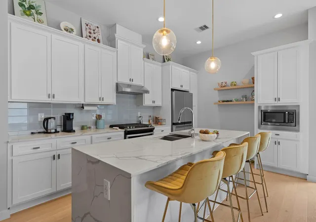 Photo 3 of Sale Pending at 825 Martin St, Houston, TX 77018 | MLS# 43909073 | Listing updated on 2026-09-16