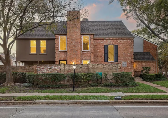 Photo 1 of Townhouse for sale at 1266 Fountain View Dr #174, Houston, TX 77057 | MLS# 54097670 | Listing updated on 2026-10-06